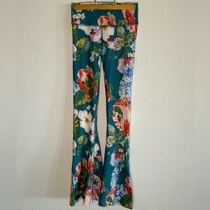 Show Me Your Mumu Moves Women's Flare Activewear Pants Small Floral Stretch Bell